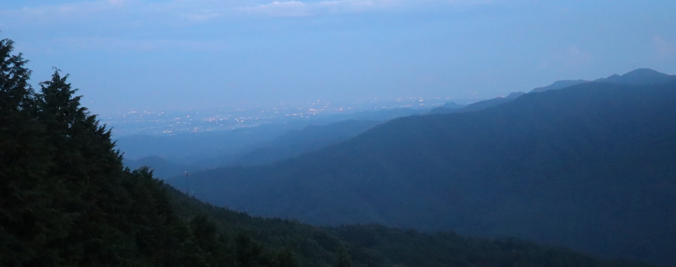 比企郡ときがわ町 剣ヶ峰駐車場からの眺望 ２０２２年７月２７日１９時